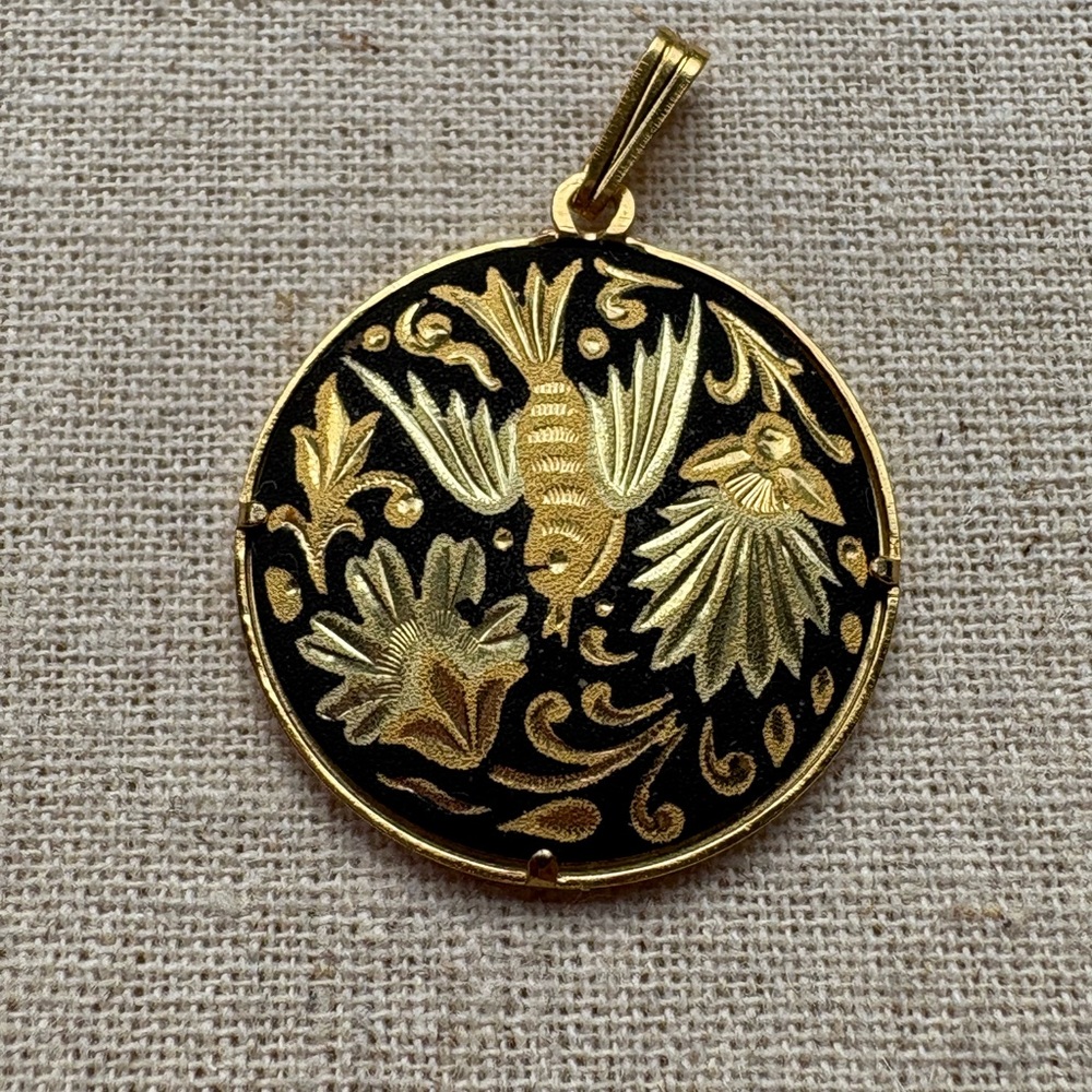 Elegant Gold and Black Floral Pendant Necklace